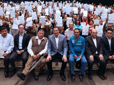 El gobernador de Puebla Rafael Moreno Valle entregar apoyos a usuarios de Agua de Puebla en beneficio de su economía.