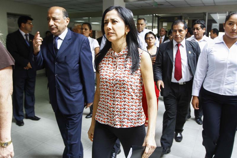 Nadine Heredia (c), asiste hoy a la citación que le realizó la comisión que investiga el caso Lava Jato en Lima