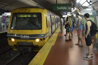 Alzas en el transporte público (en la imagen, el ferrocarril subterráneo, el popular "Subte" de Buenos Aires) han contribuido al descontento social