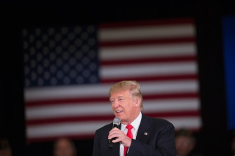 Donald Trump habla a los asistentes a uno de sus actos de campaña en el Radisson Paper Valley Hotel de Appleton, Wisconsin