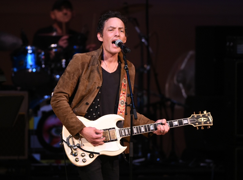 Jakob Dylan interpretó "Heroes" en el homenaje a David Bowie. 