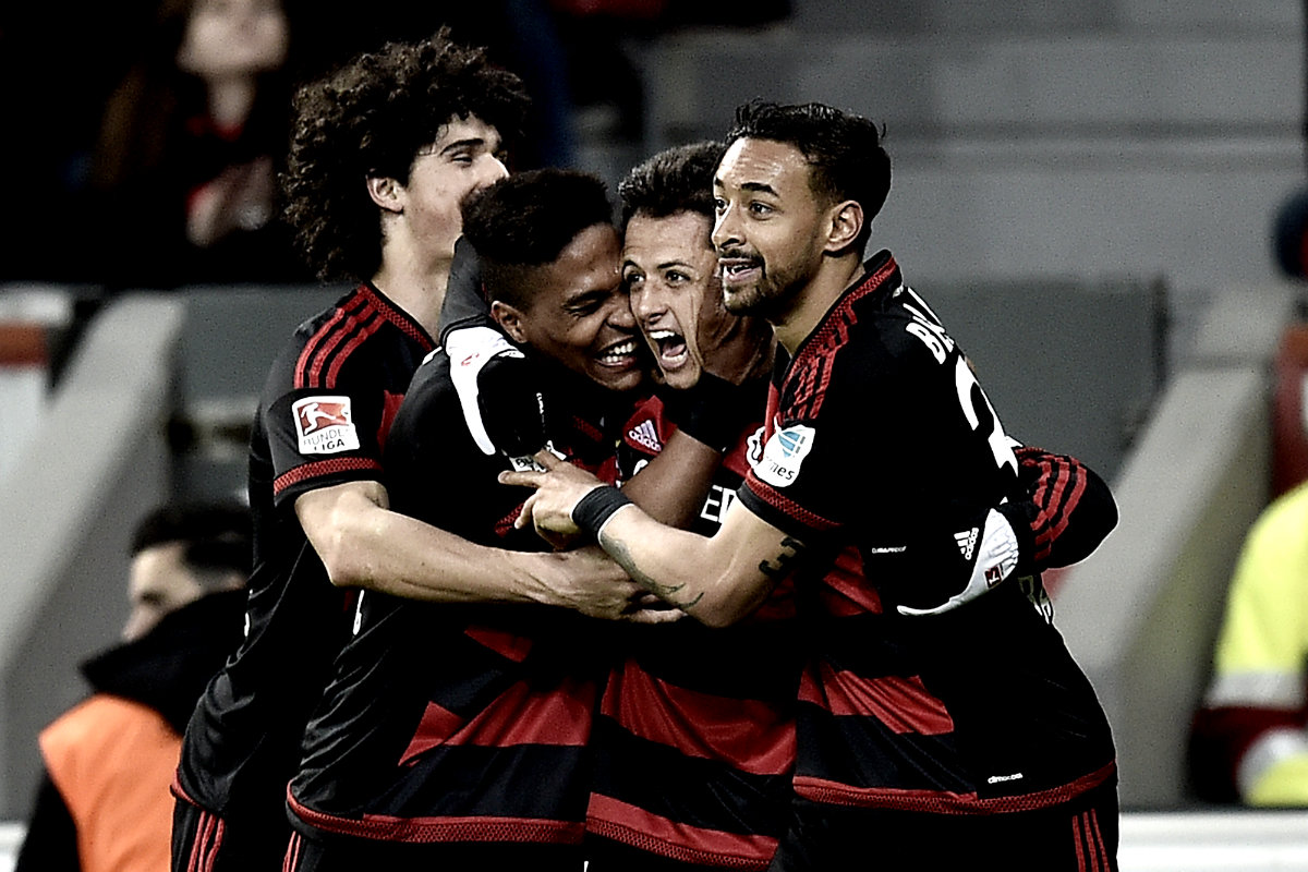 Javier Hernández así festejó con sus compañeros su gol con Leverkusen