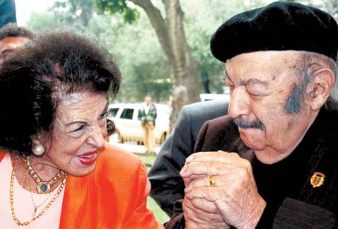 La autora conversa con Manuel Esperón. 