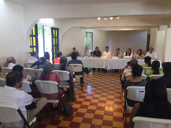 Roberto Campa, en representación del gobierno Federal, y el gobernador, Héctor Astudillo, se reunieron con los familiares. 