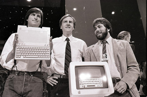 Steve Jobs, John Sculley y Steve Wozniak, presentan la Apple IIc en San Francisco el 24 de abril de 1984. 