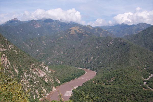 A la fecha a la barranca aún se le considera un basurero metropolitano, situación que merma el interés de convertirla en área protegida.