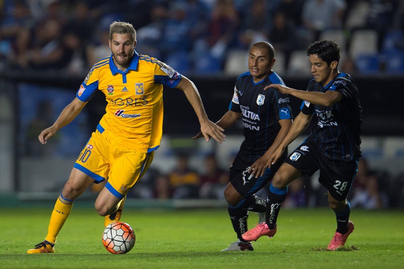 Gignac conduce el balón