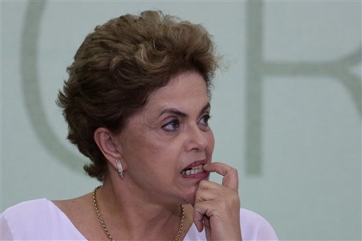 Dilma Rousseff se muerde una uña durante una reciente ceremonia de firma de acuerdos de entrega de terrenos agrícolas, en Sao Paulo