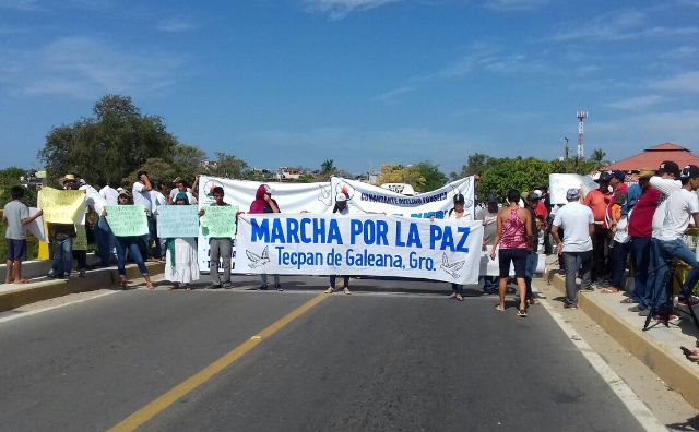 Para exigir la salida del Ejército Mexicano de los municipios de Tecpan de Galeana y Atoyac de Álvarez, en la Costa Grande de Guerrero, al menos 250 p