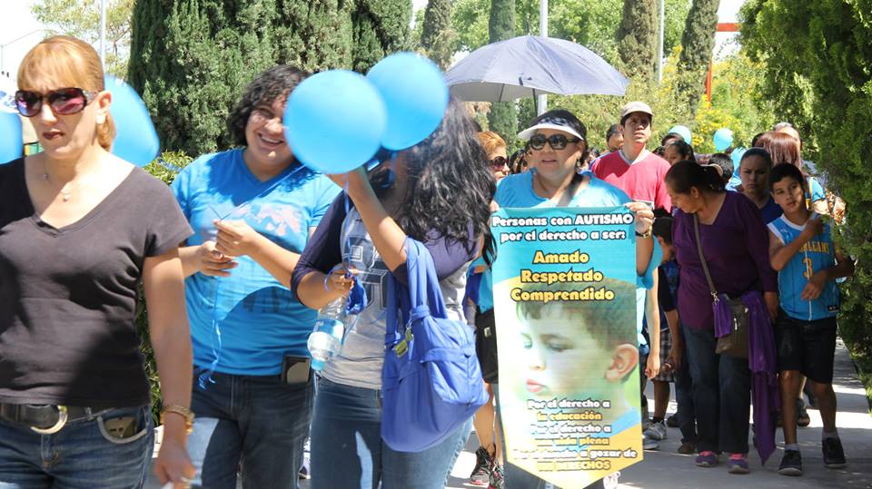 Integrantes de organizaciones visibilizan el síndrome autista.