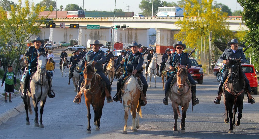 Rememorando la Batalla de La Laguna, la tarde de este sábado tuvo lugar una Cabalgata que partió desde la calle Múzquiz, recorrió el centro de Torreón