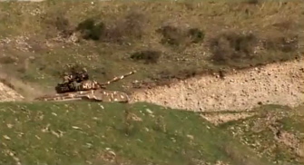 Un tanque armenio patrulla hoy en el enclave de Nagorno Karabaj