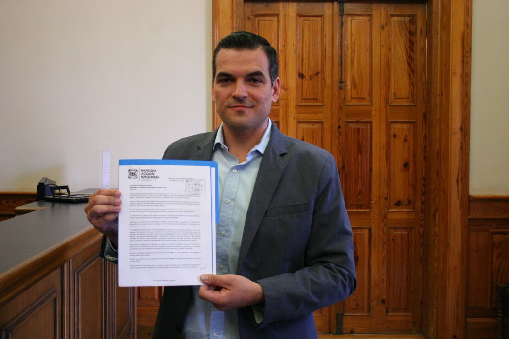 El dirigente estatal del PAN, Mauro Guerra, presentó el escrito. 