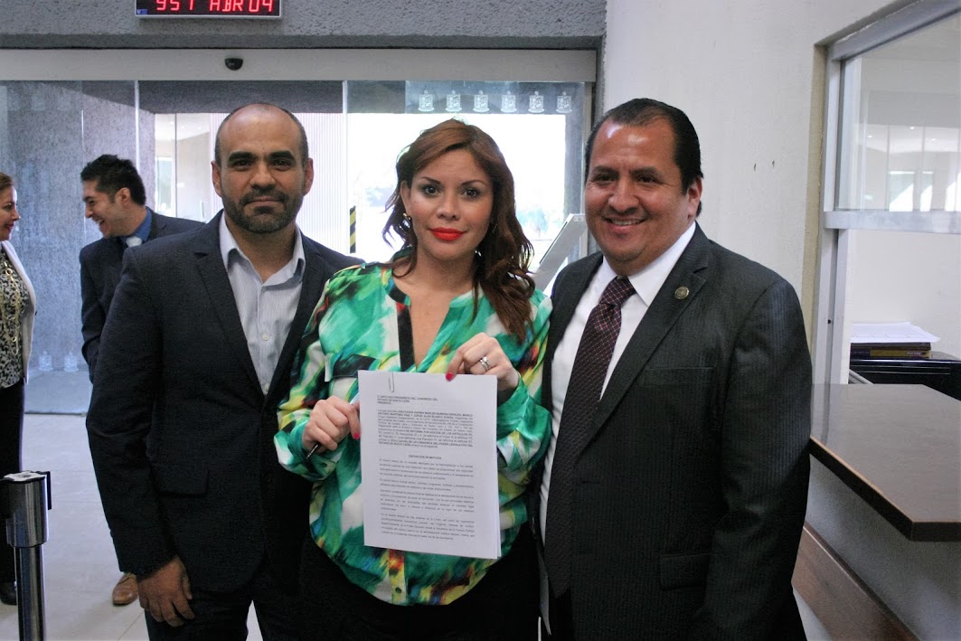 La Fracción INDEPENDIENTE entrega documento en Oficialía de Partes en el Congreso del Estado.