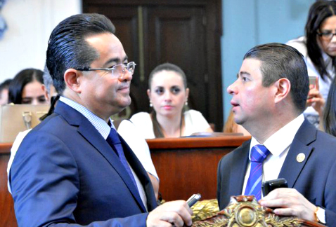Leonel Luna (izquierda), presidente de la Comisión de Gobierno en la Asamblea Legislativa, encabezará este martes una reunión con autoridades de la Co