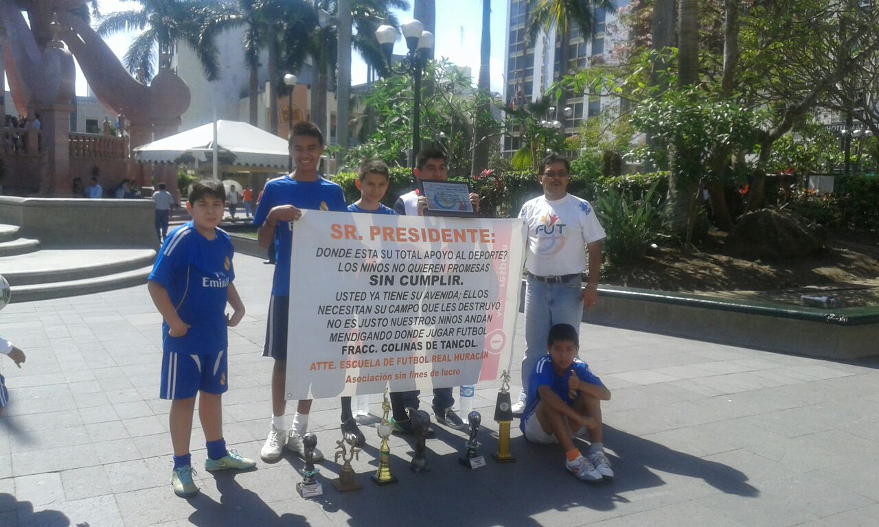 Los menores se plantaron en la plaza de Armas para pedir que les regresen las canchas de un parque en Tancol.