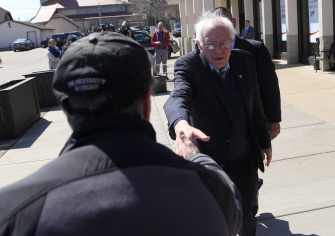 Bernie Sanders saluda a simpatizantes después de desayunar hoy en el restaurante Blue's Egg, en Milwaukee, Wisconsin 