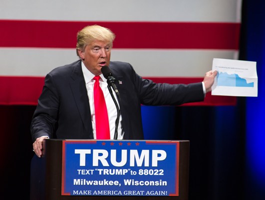El candidato Donald Trump dijo que el muro fronterizo será financiado con las remesas que los inmigrantes envían a México.