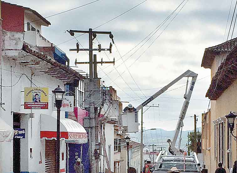 Empleados reparan falla en un transformador.