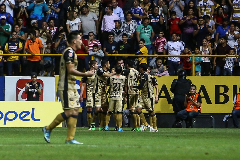 Jugadores de Dorados celebran un gol 