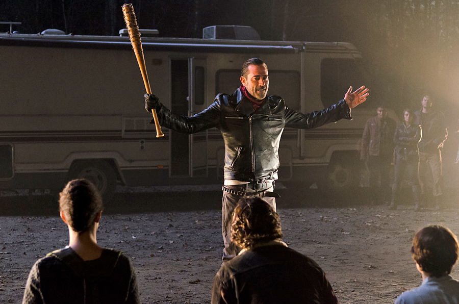 Negan finalmente apareció en la serie. 