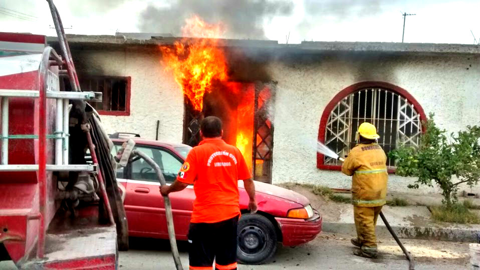 Personal del departamento de Bomberos y de Protección Civil acudieron de inmediato al lugar del incendio.
