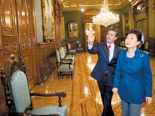 Recorrido de Park Geun-hye por Palacio Nacional.