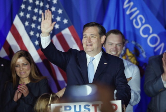 El senador republicano Ted Cruz (c) celebra los resultados con sus seguidores en el American Serb Hall Banquet Center en Milwaukee, Wisconsin
