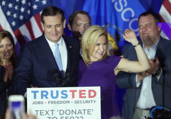 El senador Ted Cruz celebra con su mujer, Heidi, la victoria en Wisconsin en el American Serb Hall Banquet Center de Milwaukee