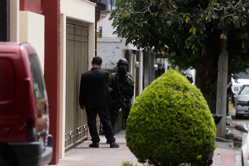 Elementos de las Fuerzas Federales realizaron un operativo sobre la avenida Terranova casi al cruce con Garibaldi, en Guadalajara.  