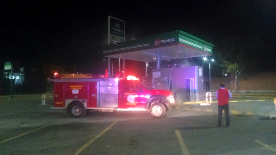 Incendio anoche en el interior del estacionamiento de un centro comercial en la colonia Margaritas de Torreón.