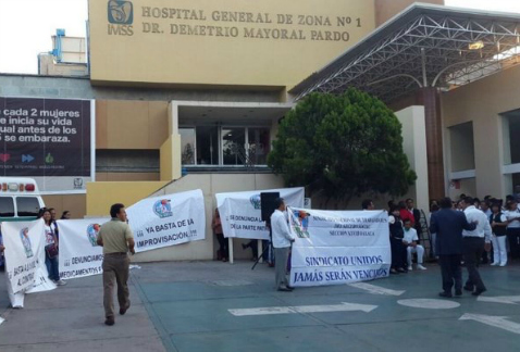 Integrantes del Sindicato Nacional de Trabajadores del Seguro Social mantuvieron un paro de labores por segundo día consecutivo, en demanda de suminis
