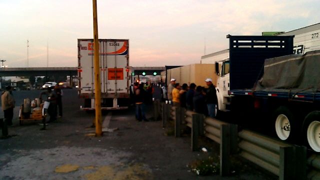 Los transportistas bloquean la carretera México-Querétaro contra el Hoy No Circula.