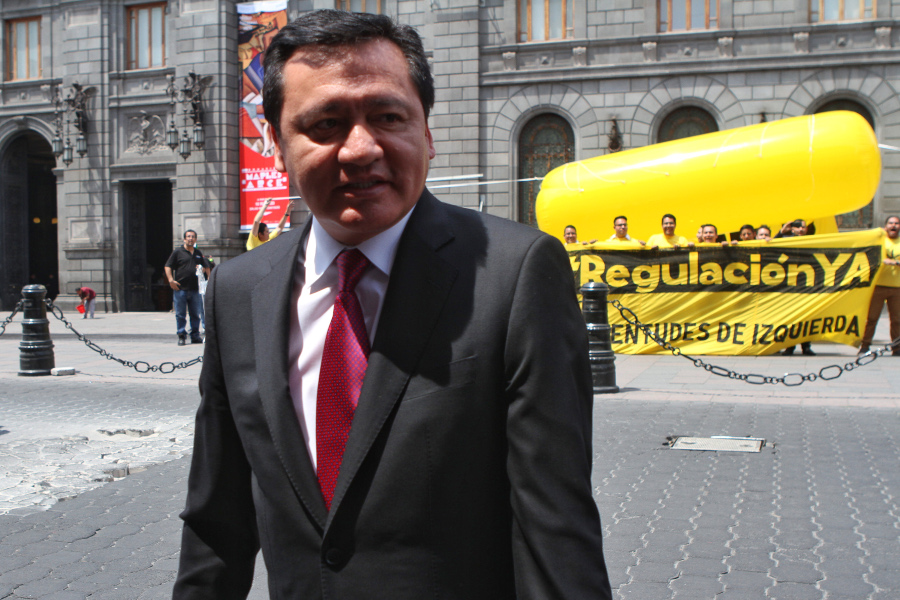 Miguel Ángel Osorio Chong durante su llegada al Palacio de Minería, en donde se realizó el quinto foro 'Debate nacional sobre el uso de la mariguana'.