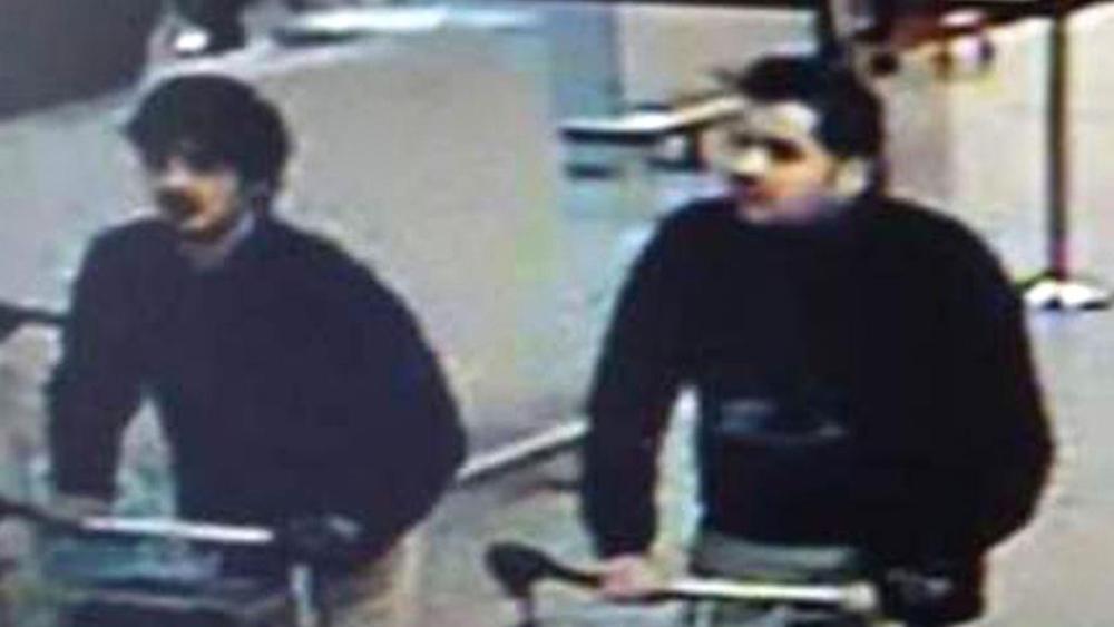 Najim Laachraoui (i), momentos antes de inmolarse en el aeropuerto de Bruselas