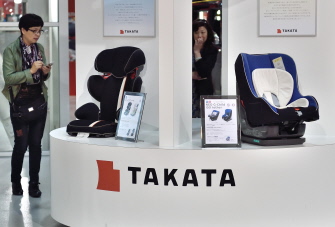 Visitantes miran a productos del fabricante japonés Takata Corp en un salón del automóvil en Tokio, Japón, el 11 de noviembre de 2014