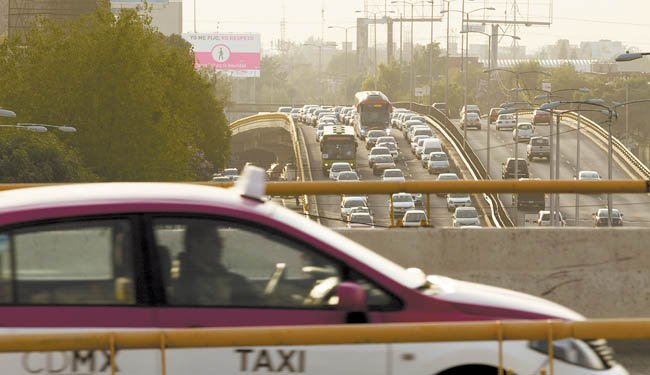 A pesar de las restricciones vehiculares, algunas vías presentaron tráfico. 
