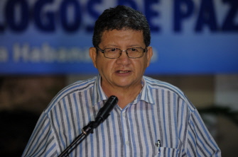 El comandante guerrillero Pablo Catatumbo lee su declaración en el Palacio de Convenciones en La Habana