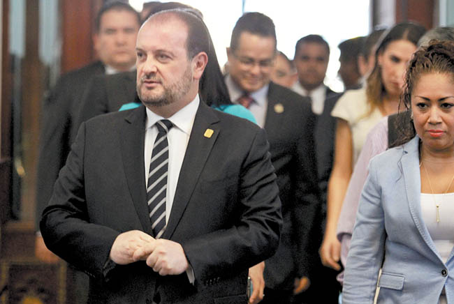 El procurador capitalino en su encuentro con diputados locales. 