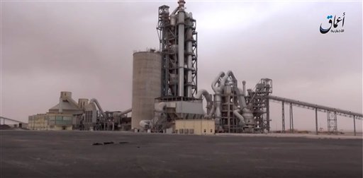 En esta imagen de video hecha pública por la agencia de noticias del Estado Islámico puede verse la cementara asaltada, al norteste de Damasco