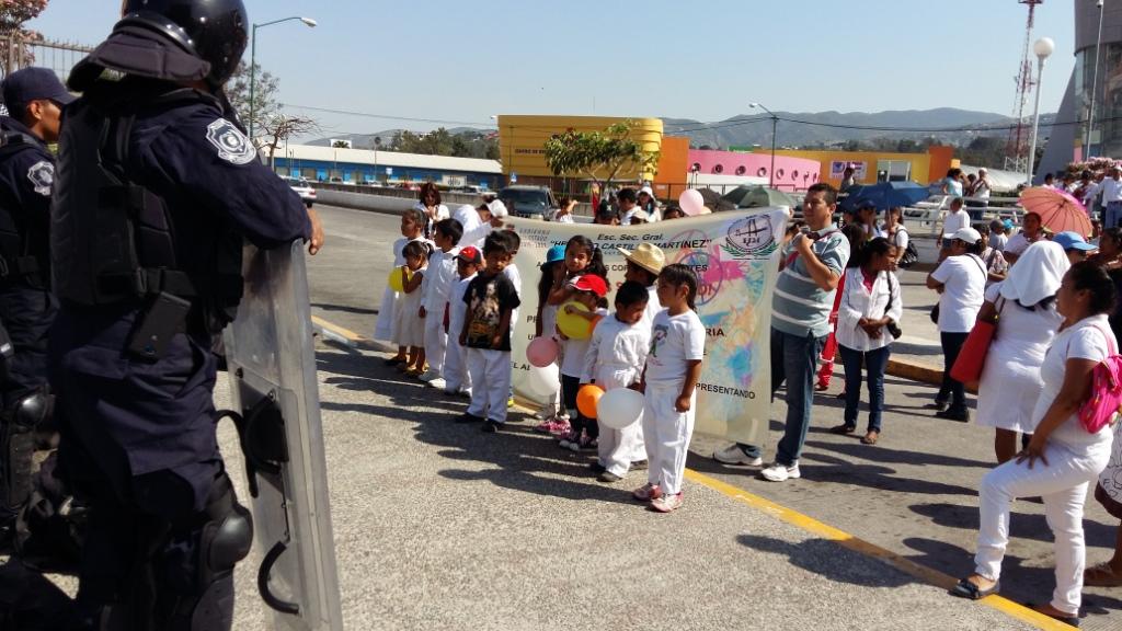 Maestros y niños fueron recibidos por antimotines al llegar al Palacio de Gobierno de Chilpancingo