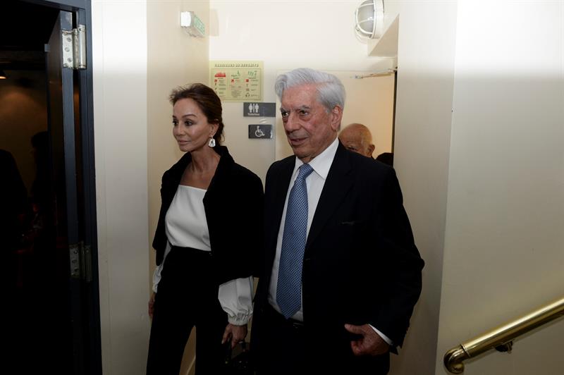 Mario Vargas Llosa (d) junto a su pareja Isabel Preysler, a su llegada hoy a una conferencia en el Instituto Cervantes, en París 