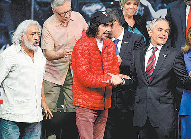 Miguel Ángel Mancera acompañado de Rafael Inclán y Cepillín. 