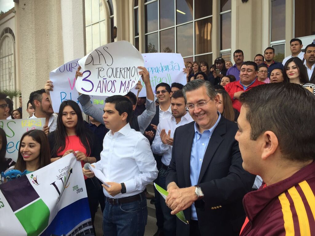 Blas Flores se registra como candidato a la rectoría de la UAdeC.