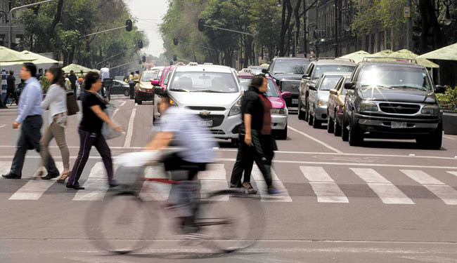 La Ciudad de México registró ayer de nuevo gran afluencia vehicular y niveles de contaminación considerables. 