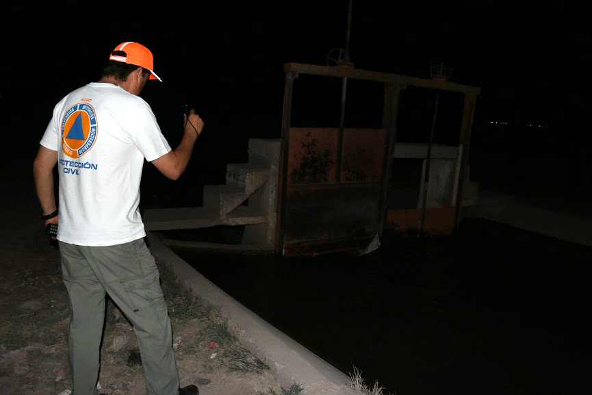 Joven ya no logró salir del canal luego de rescatar a su amiga.