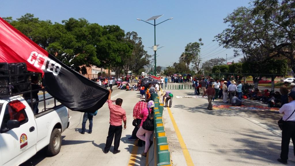 Los maestros inconformes bloquean la vía federal que conecta con la Autopista del Sol. 