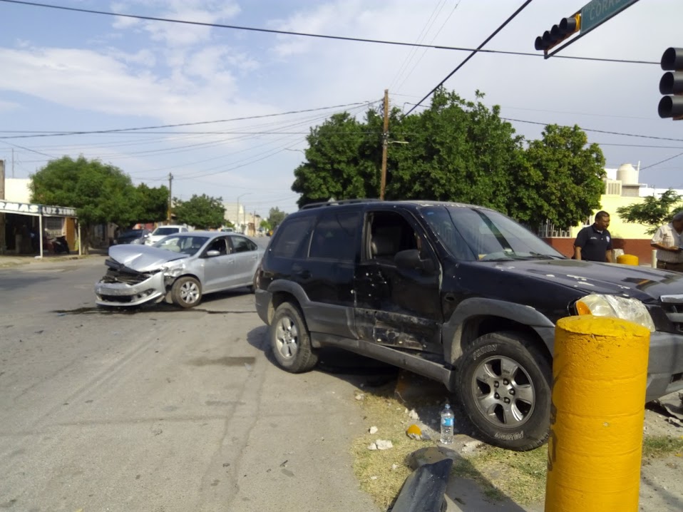Una mujer que omitió un semáforo en rojo provocó un choque en Torreón. 