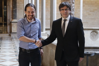 Pablo Iglesias (i), líder de Podemos, con Carles Puigdemont (d), presidente de la Generalitat, en la sede del gobierno catalán, en Barcelona 