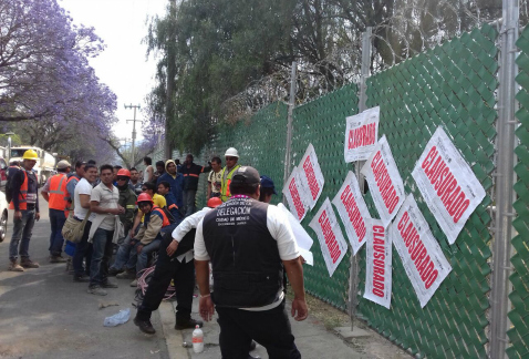 Personal del Invea y de la delegación Xochimilco clausuró la construcción de una plaza comercial y de una tienda de autoservicio, por la falta de los 